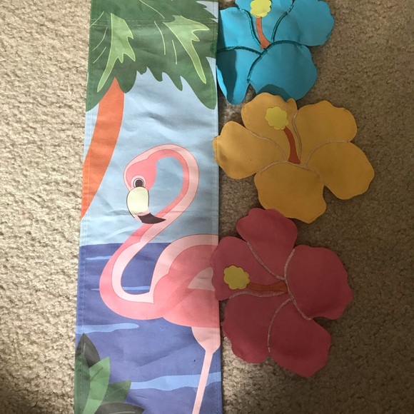 13 new or like new garden flags, various styles and holidays - Picture 12 of 13